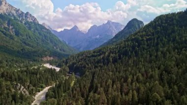 Slovenya 'nın Kranjska Gora kentindeki güzel Julian Alpleri ve Jasna Gölü' nün hava manzarası İHA ile çekildi