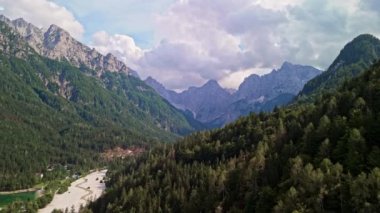 Slovenya 'nın Kranjska Gora kentindeki güzel Julian Alpleri ve Jasna Gölü' nün hava manzarası İHA ile çekildi