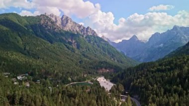 Slovenya 'nın Kranjska Gora kentindeki güzel Julian Alpleri ve Jasna Gölü' nün hava manzarası İHA ile çekildi