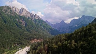 Slovenya 'nın Kranjska Gora kentindeki güzel Julian Alpleri ve Jasna Gölü' nün hava manzarası İHA ile çekildi