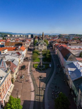 Kosice, Slovakya 'daki eski kent ve Ulusal Tiyatro' nun hava görüntüsü insansız hava aracı ile çekildi