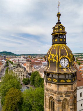 Slovakya 'nın Kosice kentindeki St. Elizabeth Ulusal Tiyatrosu ve Katedrali' nin (Dom svatej Alzbety) hava görüntüsü