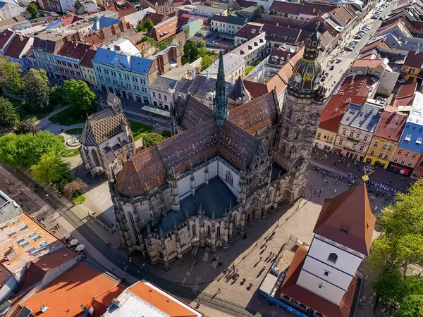 Slovakya 'nın Kosice kentindeki eski kent ve St. Elizabeth Katedrali' nin (Dom svatej Alzbety) hava görüntüsü