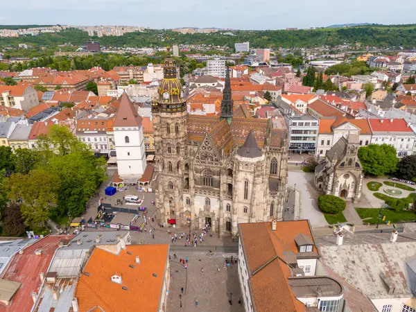 Slovakya 'nın Kosice kentindeki eski kent ve St. Elizabeth Katedrali' nin (Dom svatej Alzbety) hava görüntüsü