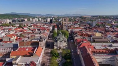 St. Elizabeth Katedrali 'nin (Dom svatej Alzbety) ve Slovakya' nın Kosice kentindeki Ulusal Tiyatro 'nun hava görüntüsü insansız hava aracı ile çekildi.