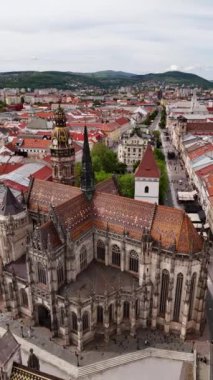 St. Elizabeth Katedrali 'nin (Dom svatej Alzbety) ve Slovakya' nın Kosice kentindeki Ulusal Tiyatro 'nun hava görüntüsü insansız hava aracı ile çekildi.