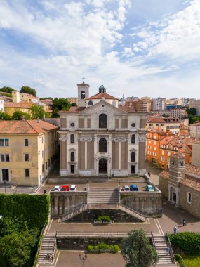 İtalya, Trieste 'deki Santa Maria Maggiore Katedrali' nin hava görüntüsü insansız hava aracı ile çekildi.