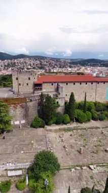 San Giusto Kalesi ve İtalya 'nın Trieste şehrinin hava görüntüsü.