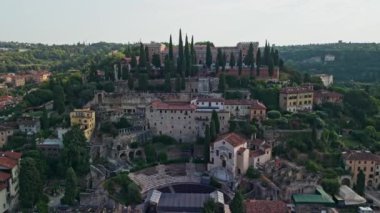 Eski kasabanın ve İtalya 'nın Verona kentindeki Castel San Pietro' nun hava görüntüsü insansız hava aracı ile çekildi.