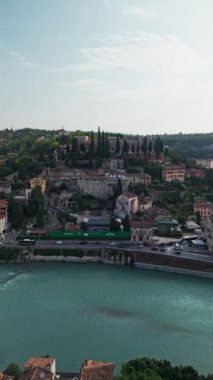 Eski kasabanın ve İtalya 'nın Verona kentindeki Castel San Pietro' nun hava görüntüsü insansız hava aracı ile çekildi.