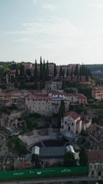 Eski kasabanın ve İtalya 'nın Verona kentindeki Castel San Pietro' nun hava görüntüsü insansız hava aracı ile çekildi.