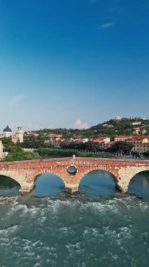 Eski kasabanın ve İtalya 'nın Verona kentindeki Castel San Pietro' nun hava görüntüsü insansız hava aracı ile çekildi.