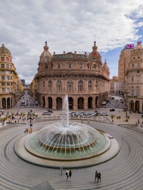 Cenova, İtalya 'daki Piazza de Ferrari' nin insansız hava aracı görüntüsü.