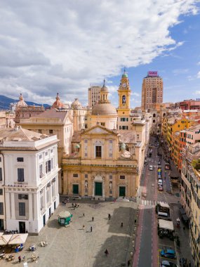 İtalya Cenova 'daki Chiesa dei Santi' nin insansız hava aracı görüntüsü.