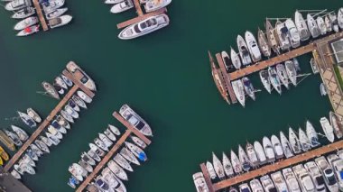 Frejus, Fransa 'da bir yat marinasında İHA ile çekilen hava görüntüsü.
