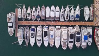 Frejus, Fransa 'da bir yat marinasında İHA ile çekilen hava görüntüsü.