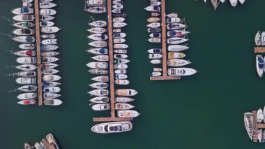 Frejus, Fransa 'da bir yat marinasında İHA ile çekilen hava görüntüsü.