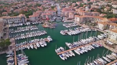 Frejus, Fransa 'da bir yat marinasında İHA ile çekilen hava görüntüsü.