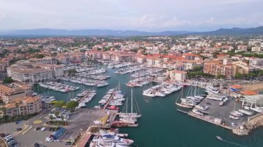Frejus, Fransa 'da bir yat marinasında İHA ile çekilen hava görüntüsü.
