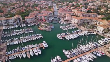 Frejus, Fransa 'da bir yat marinasında İHA ile çekilen hava görüntüsü.