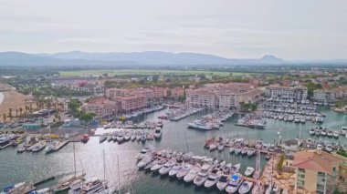 Frejus, Fransa 'da bir yat marinasında İHA ile çekilen hava görüntüsü.