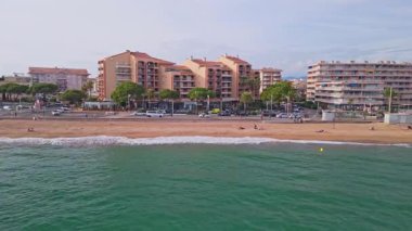 Frejus, Fransa 'da bir kumsal ve denizin insansız hava aracı ile çekilmiş görüntüsü.