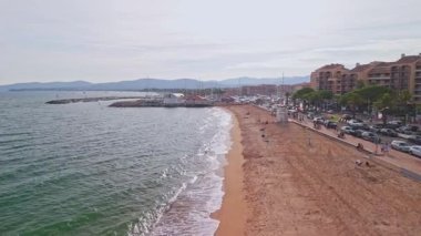 Frejus, Fransa 'da bir yat marinasında İHA ile çekilen hava görüntüsü.