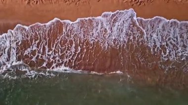 Frejus, Fransa 'da bir kumsal ve denizin insansız hava aracı ile çekilmiş görüntüsü.