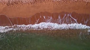 Frejus, Fransa 'da bir kumsal ve denizin insansız hava aracı ile çekilmiş görüntüsü.