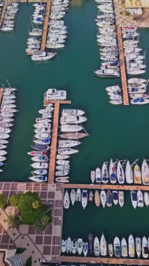 Frejus, Fransa 'da bir yat marinasında İHA ile çekilen hava görüntüsü.
