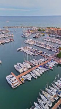 Frejus, Fransa 'da bir yat marinasında İHA ile çekilen hava görüntüsü.