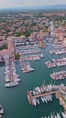 Frejus, Fransa 'da bir yat marinasında İHA ile çekilen hava görüntüsü.