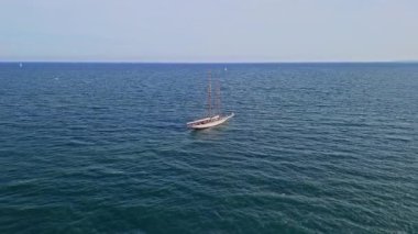 Açık denizde bir yatın insansız hava aracıyla çekilmiş görüntüsü.