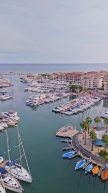 Frejus, Fransa 'da bir yat marinasında İHA ile çekilen hava görüntüsü.