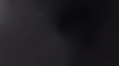 Tasarım projeleri sunumlarında veya grafiklerinde mistik veya gizemli kavramlar için uygun soluk ışık noktalarına sahip siyah gri bulanık arkaplan