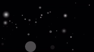 Beyaz parçacık örtüsü, hareket grafikleri ve video projelerine doku ve derinlik eklemek için şeffaf bir arkaplan üzerinde parlayan daireler oluşturur