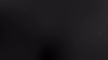 Yaratıcı proje ve tasarımlara gizemli ve büyüleyici bir element eklemek için beyaz toz parçacıklarıyla dolu siyah arkaplan