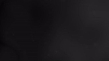 küçük parçacık efektlerine sahip siyah gradyan dijital grafikler ve şenlik olayları için minimalist ve zarif bir görünüm yaratıyor.