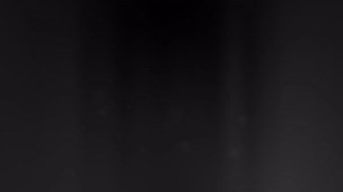 Yumuşak parçacık ve ışık efektleriyle siyah dikey arkaplan karmaşık ve sakinleştirici bir atmosfer yaratıyor. Lüks dijital sanat veya festival grafikleri için mükemmel.