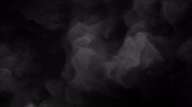 Yumuşak beyaz duman girdapları ve küçük yüzen parçacıklar içeren siyah soyut arka plan Cadılar Bayramı temalarını veya gizemli tasarımları sinemanın tanıtımı için ürkütücü ve ürkütücü bir görsel ideal yaratıyor.