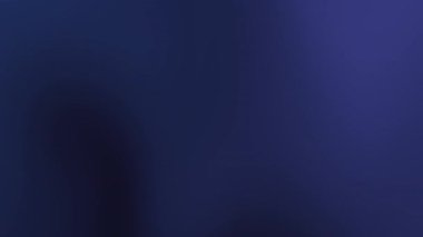 Yumuşak gradyan ve pürüzsüz renk akışına sahip soyut mavi ve siyah arkaplan. Lüks poster sitesi kahraman bölümü veya küresel kutlama tasarımı için mükemmel.