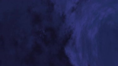 Bulanık soyut dokuya ve yumuşak soluk efekte sahip koyu mavi arkaplan küresel festival afişi, rüya gibi duvar kağıdı veya zarif dijital sanat projesi için mükemmel