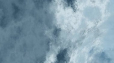 Açık mavi gökyüzü ve arka plan tasarımları için uygun bulutlar web sitelerinde sosyal medya paylaşımları broşürler ve çeşitli grafik tasarım projeleri