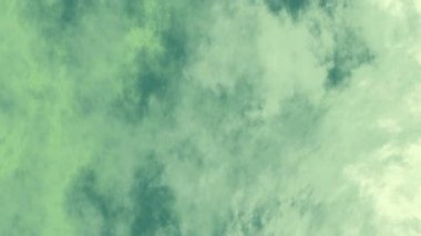 Yumuşak sis efektli yeşil ve beyaz bulutlu doku doğaya dayalı promosyonlar için idealdir. Dünya Günü meditasyon ya da sakin estetik bir estetik ile çevre dostu kutlama görselleri tasarlar.