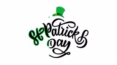 Saydam bir zemin üzerinde yeşil leprikon şapka ve yoncalarla Aziz Patrick Günü tipografisi tebrik kartı davetiyeleri ve bayram süsleri için mükemmel.