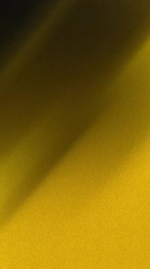 Altın ve siyah dikey eğimli yumuşak tanecikli arka plan davetleri veya Yeni Yıl kutlama temaları ve zarif ürün ambalajları için ideal