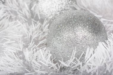 Beyaz çelenkler ve gümüş topların Noel ve yeni yıl arkaplanı.