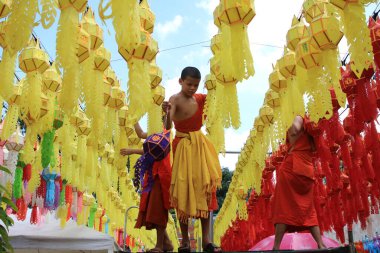11 Kasım 2023: Budist keşişler ve Budist rahipler hazırlanıyor.