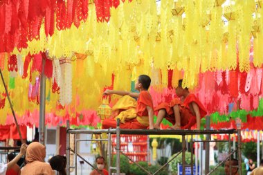 LAMPHUN - THAILAND: 11 Kasım 2023: Budist rahipler ve Budist rahipler, Kuzey Tayland 'daki Hariphunchai Phra şehrinde düzenlenen Yüz Bin Fener Festivali, yani Yi Peng Festivali' ne hazırlanıyorlar.