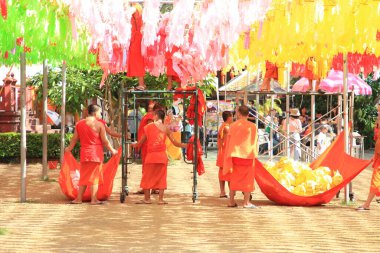 LAMPHUN - THAILAND: 11 Kasım 2023: Budist rahipler ve Budist rahipler, Kuzey Tayland 'daki Hariphunchai Phra şehrinde düzenlenen Yüz Bin Fener Festivali, yani Yi Peng Festivali' ne hazırlanıyorlar.